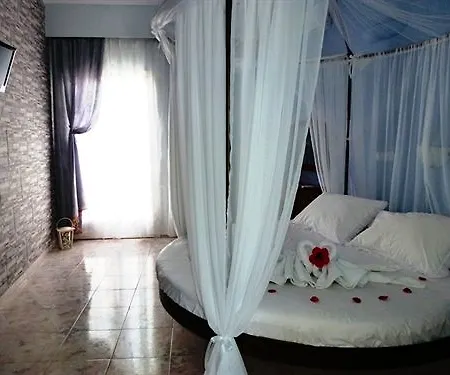 Atalos Hotel Kamari (Santorini)